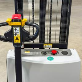 Elektriskais grēdotājs EG15-30 palešu pacelšanai. Skats no priekšpuses noliktavā