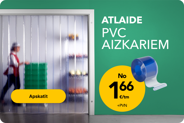 Reklāmas baneris ar pvc aizkariempiestiprinātiem durvju ailē un uzrakstu "Atlaide PVC aizkariem"